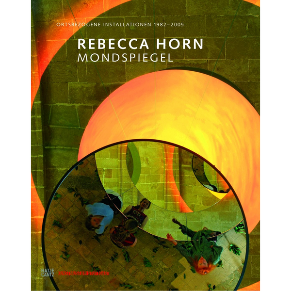 Das Buchcover zu Rebecca Horns Mondspiegel zeigt eine Kunstinstallation aus der Vogelperspektive. Ein großer, runder Spiegel auf einem Steinboden reflektiert mehrere Personen und die Umgebung in einem grün-orangen Licht.