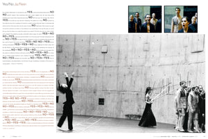 Eine Buch-Doppelseite mit dem Titel Yes/No Ja/Nein. Die linke Seite enthält Text, die rechte eine große Schwarz-Weiß-Fotografie einer Tanzperformance vor einer Betonwand. Eine Person in dunkler Kleidung ist in dynamischer Bewegung, während rechts eine Gruppe von Darstellern steht, angeführt von einer Frau, die eine große, stabähnliche Skulptur hält. Oben rechts befinden sich zwei kleinere Farbfotos mit Nahaufnahmen von Darstellern, die schreien.