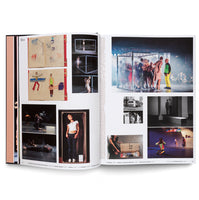 Ein aufgeschlagenes Kunstbuch, das eine Doppelseite mit einer Collage aus Fotografien und Zeichnungen zum Thema Box zeigt. Die Bilder stellen verschiedene Kunst- und Tanzperformances dar, darunter eine große Aufnahme von Tänzern in einem rauchigen Glaskasten auf einer Bühne und kleinere Bilder von Personen in oder mit Kisten.