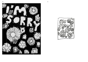 Eine schwarz-weiße Doppelseite. Links eine Collage mit dem Text I'M SORRY in großen, weißen Buchstaben auf schwarzem Hintergrund, umgeben von stilisierten, gezeichneten Blumen. Rechts eine einfache Skizze desselben Motivs im Stil einer Kinderzeichnung.