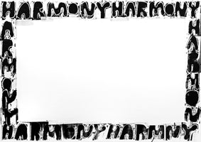 Ein schwarz-weißer Rahmen, der aus dem wiederholten Wort HARMONY in einer blockartigen, groben Schrift gebildet ist und eine leere Fläche in der Mitte umschließt.