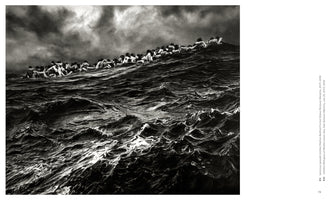 Schwarz-Weiß-Foto einer großen Gruppe von Menschen, die auf dem Kamm einer Welle in einem aufgewühlten Meer unter einem stürmischen Himmel kauern.