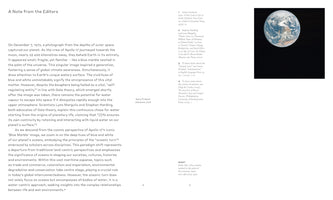 Eine Doppelseite aus einer Publikation mit dem Titel A Note from the Editors. Links befindet sich ein Text über das Foto der Erde aus dem Weltraum, bekannt als Blue Marble. Rechts sind Fußnoten und das besagte Foto der Erde abgebildet, das sie als eine blau-weiße Kugel vor einem schwarzen Hintergrund zeigt.