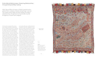 Eine Doppelseite aus einer Publikation mit dem Titel Embroidered Waterscapes. Die linke Seite enthält den Text des Artikels. Die rechte Seite zeigt eine ganzseitige Abbildung eines kunstvoll gewebten und bestickten Kaschmirschals, der eine detaillierte Karte der Stadt Srinagar darstellt. Die Karte zeigt aus der Vogelperspektive unzählige Gebäude in Rottönen, die von hellblauen Wasserwegen durchzogen sind, und ist von einer verzierten Bordüre und bunten Fransen umgeben.
