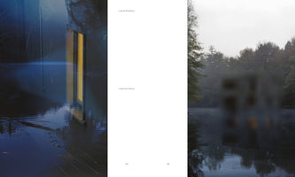 Eine Buchdoppelseite mit dem Titel Liquid Shadows von Valentina Noce. Links ein stimmungsvolles Foto in Blautönen, das ein Gebäude im Wasser bei Nacht zeigt, bei dem sich ein hohes, gelb erleuchtetes Fenster auf der Wasseroberfläche spiegelt. Rechts eine neblige Fotografie eines Sees mit einem unscharfen Gebäude, das von Bäumen umgeben ist.