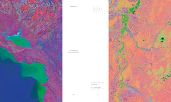 Eine Doppelseite aus der Publikation Bordoclima zeigt in der Mitte eine weiße Textspalte, flankiert von zwei Satellitenbildern in Falschfarben. Links ist die Grenze zwischen Albanien und Montenegro zu sehen, eine Küsten- und Seenlandschaft in Violett-, Rosa- und Rottönen mit leuchtend grünen Wasserflächen. Rechts ist die Grenze zwischen Kroatien und Bosnien-Herzegowina dargestellt, eine Flusslandschaft in Orange-, Gelb- und Rosatönen mit einem sich schlängelnden grünen Fluss.
