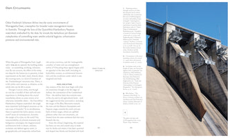 Eine Doppelseite aus einer Publikation mit dem Titel Dam Circumsonic. Links befindet sich ein Textartikel. Rechts ist ein großes Foto zu sehen, das einen massiven Betonstaudamm von unten zeigt, mit Blick auf die gebogene Staumauer und die mechanischen Tore an der Spitze unter einem klaren blauen Himmel.