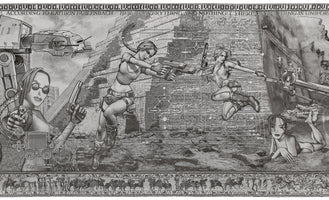 Eine detailreiche, monochrome Collage im Stil eines Wandteppichs, die verschiedene Darstellungen der Videospiel-Figur Lara Croft in Kampfposen zeigt. Die Szene vermischt Popkultur-Elemente wie einen AT-AT Walker aus Star Wars mit einer antiken Pyramide, einem Flussdiagramm und dem Layout eines Controllers. Den unteren Rand ziert eine Bordüre im Stil des Teppichs von Bayeux mit Reitern.