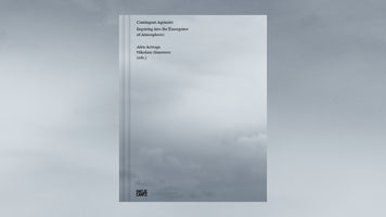 Das Buchcover von Contingent Agencies, Inquiring into the Emergence of Atmospheres. Es zeigt ein Foto eines grauen, bewölkten Himmels. Oben links stehen der Buchtitel und die Namen der Herausgeber, Alex Arteaga und Nikolaus Gansterer. Unten links ist das Logo des Verlags Hatje Cantz zu sehen. Das Buch steht auf einem grauen Hintergrund.