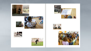 Aufgeschlagene Buchseiten mit einer Collage aus Fotos, die Menschen bei künstlerischen Aktivitäten zeigen. Links sind Bilder von einer Person am Laptop im Freien, einem Workshop-Teilnehmer und einer tanzenden Person. Rechts sind Bilder von einer Person auf einer Treppe, Händen, die einen Zettel halten, und einer Gruppe im Kreis.