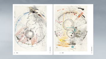 Ein aufgeschlagenes Kunstbuch, das auf den Seiten 46 und 47 zwei abstrakte Zeichnungen zeigt. Die Kunstwerke sind eine komplexe Mischung aus feinen Linien, Kritzeleien, Farbakzenten in Rot, Blau und Gelb sowie handschriftlichen Elementen auf weißem Papier. Die Kompositionen sind von kreisförmigen und fächerartigen Strukturen geprägt.