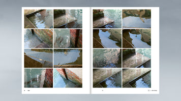 Eine Doppelseite eines Magazins, die sechzehn Detailaufnahmen von Wasser an Steinstufen und Ziegelmauern in einem Raster zeigt. Die Bilder fangen die Reflexionen des Lichts und die Bewegung auf der Wasseroberfläche ein.