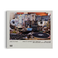 Das Buchcover von Inside the Studio zeigt ein Foto eines Musikstudios, das mit einer Wand aus modularen Synthesizern und einem Gewirr von Kabeln gefüllt ist. Im Vordergrund stehen ein Plattenspieler und ein Mischpult.