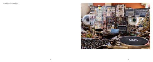 Eine Buchdoppelseite, die links den Namen Ricardo Villalobos auf weißem Grund und rechts ein Foto seines Musikstudios zeigt. Das Studio ist vollgestopft mit modularen Synthesizern und einem Gewirr aus Kabeln, im Vordergrund stehen ein Plattenspieler und ein Mischpult.