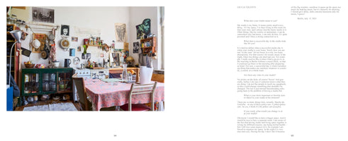 Eine Doppelseite aus einem Magazin. Links ist ein Foto einer vollgestellten, künstlerisch wirkenden Küche. Ein Esstisch mit einer gemusterten Decke steht im Vordergrund. Dahinter befindet sich eine grüne Anrichte und eine Küchenzeile. Die Wände sind mit zahlreichen Bildern, Postern und hängenden Töpfen und Pfannen dekoriert. Rechts steht der Text eines Interviews mit Giulia Valenti.