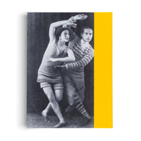 Ein Buch mit gelbem Buchrücken, auf dessen Vorderseite ein Schwarz-Weiß-Foto eines tanzenden Paares aus den 1920er Jahren abgebildet ist.