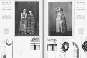 Eine Schwarz-Weiß-Doppelseite aus einer Publikation, die eine moderne Interpretation der Antigone von Sophokles thematisiert. Die Seite zeigt zwei große Fotografien von Frauen in Kostümen mit griechisch anmutenden, geometrischen Mustern. Unter den Fotos befinden sich Strichzeichnungen von Figuren im antiken Stil, darunter ein alter Mann und bewaffnete Soldaten. Der begleitende Text ist auf Französisch.