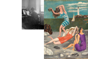 Eine Fotomontage von Pablo Picasso und seinem Werk: Links eine Schwarz-Weiß-Aufnahme des Künstlers am Schreibtisch, rechts ein Gemälde von drei Frauen in Badeanzügen am Strand vor einem Leuchtturm.