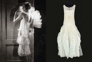 Ein zweiteiliges Bild, das ein weißes Flapper-Kleid aus den 1920er Jahren vergleicht. Links trägt eine Frau das Kleid auf einem historischen Schwarz-Weiß-Foto, rechts wird das Kleid auf einer Schaufensterpuppe vor schwarzem Hintergrund gezeigt.