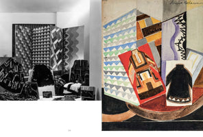 Eine Doppelseite vergleicht eine Schwarz-Weiß-Fotografie links mit einem farbigen Gemälde rechts. Beide zeigen eine Anordnung von Textilien mit markanten geometrischen Mustern. Die Fotografie dokumentiert eine reale Ausstellung mit einem Paravent und Stoffen, während das Gemälde die Szene in einem bunten, kubistischen Stil abstrahiert.