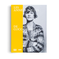 Das Buchcover von Les Années Folles de Coco Chanel zeigt ein Schwarz-Weiß-Porträt der Modedesignerin mit verschränkten Armen neben dem leuchtend gelben Buchrücken.