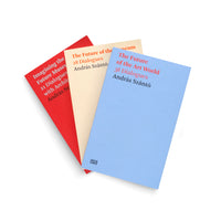 Drei Bücher von András Szántó in den Farben Rot, Creme und Hellblau, die auf einem weißen Hintergrund aufgefächert sind.