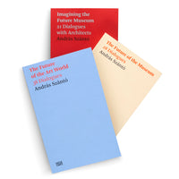 Drei Bücher von András Szántó liegen fächerförmig auf einem weißen Hintergrund. Das oberste Buch ist rot und trägt den Titel Imagining the Future Museum, das mittlere ist cremefarben mit dem Titel The Future of the Museum und das vorderste Buch ist hellblau und trägt den Titel The Future of the Art World.