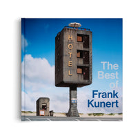 Das quadratische Buchcover von The Best of Frank Kunert zeigt die Fotografie eines surrealen, schmalen Betonhotels, das auf einer hohen Säule steht. An der Fassade sind das Wort HOTEL vertikal und drei übereinander liegende Türen zu sehen. Die Szene spielt sich vor einem blauen Himmel mit Wolken und Sanddünen ab.