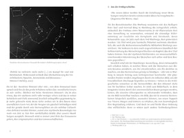 Eine Doppelseite aus einem Buch in deutscher Sprache. Auf der linken Seite ist eine Schwarz-Weiß-Abbildung einer Sternenkarte des nördlichen Himmels zu sehen. Der Rest der Doppelseite ist mit Text und Fußnoten gefüllt.