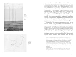 Eine Doppelseite aus einem Kunstbuch mit den Seitenzahlen 144 und 145. Auf der linken Seite sind zwei Schwarz-Weiß-Fotografien von Kunstwerken untereinander abgebildet. Das obere Bild zeigt eine minimalistische Installation von Fred Sandback mit vertikalen schwarzen Fäden in einem weißen Galerieraum mit Holzboden. Das untere Bild zeigt eine abstrakte Drahtskulptur von Richard Tuttle vor einem weißen Hintergrund. Die rechte Seite ist mit deutschem Text und Fußnoten gefüllt.