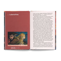 Ein aufgeschlagenes Buch auf einer weißen Fläche. Die linke, rotbraune Seite zeigt das Kapitel Lebensfries mit Edvard Munchs Lithografie Loslösung II, die einen Mann und eine Frau an einer Küste darstellt. Die rechte, weiße Seite enthält deutschen Text über das Werk.