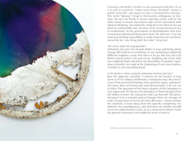 Eine aufgeschlagene Buchseite mit einem Kunstwerk links und Text rechts. Das Kunstwerk ist ein Ausschnitt eines großen, runden, abstrakten Gemäldes. Der obere Bereich zeigt einen glatten Farbverlauf von Lila über Pink zu Grün. Der untere Bereich hat eine dicke, rissige, beigefarbene Textur, die an trockene Erde erinnert und unregelmäßige, ausgefranste Ränder und Löcher aufweist. Der Text rechts ist auf Englisch und am unteren Rand steht eine Bildunterschrift sowie die Seitenzahl 97.
