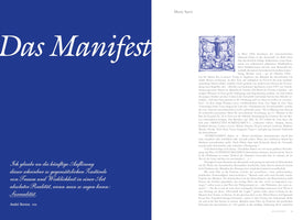 Eine Doppelseite aus einem Buch. Die linke Seite ist dunkelblau mit dem großen weißen Titel Das Manifest und einem Zitat von André Breton. Die rechte Seite ist weiß mit schwarzem Text über das Manifest des Surrealismus, beginnend mit einer verzierten blauen Initiale.