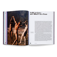 Eine offene Buchseite. Links eine Fotografie von drei nackten Personen, die im Freien an einem Seeufer tanzen. Rechts der Titel Rudolf von Laban – Jeder Mensch ist ein Tänzer über einem deutschen Text.
