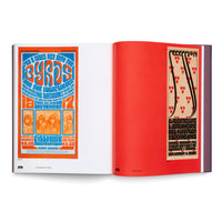 Ein aufgeschlagenes Buch mit einem dunklen Einband, das auf den Seiten 278 und 279 zwei verschiedene Plakate zeigt. Links ein psychedelisches Konzertplakat für The Byrds in Orange und Blau, rechts ein vertikales Jugendstilplakat mit rotem Muster auf beigem Grund, das auf einer leuchtend roten Seite platziert ist.