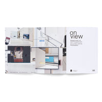 Ein aufgeschlagenes Buch mit dem Titel on view. Die linke Seite zeigt eine Collage aus Screenshots, digitalen Benutzeroberflächen und Fotos einer modernen Galerie. Die rechte Seite ist weiß und trägt den Titel, den Untertitel Begegnungen mit dem Fotografischen sowie die Logos der Pinakothek der Moderne und des Hatje Cantz Verlags.