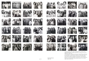 Eine Doppelseite, die Nicholas Nixons fotografische Serie The Brown Sisters zeigt. Sie besteht aus einem Raster von 48 Schwarz-Weiß-Fotografien, die jährlich von 1975 bis 2022 aufgenommen wurden. Jedes Foto zeigt dieselben vier Schwestern in der gleichen Reihenfolge, wodurch ihr gemeinsamer Alterungsprozess über 48 Jahre dokumentiert wird.