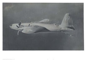 Ein körniges Schwarz-Weiß-Gemälde eines zweimotorigen Militärflugzeugs im Flug vor einem dunklen Himmel. Das Flugzeug ist von der Seite zu sehen und trägt ein amerikanisches Hoheitszeichen am Heck.