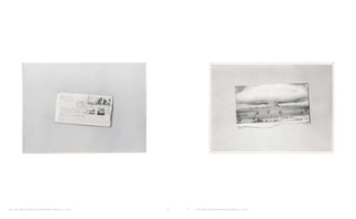 Eine Doppelseite aus einem Katalog, die zwei Kunstwerke in Grautönen zeigt. Links ist eine realistische Zeichnung eines Briefumschlags mit Briefmarken und Poststempeln auf einem grauen Hintergrund. Rechts ist die Zeichnung eines zerrissenen Schwarz-Weiß-Fotos, das eine Landschaft mit einer großen Wolke darstellt, ebenfalls auf grauem Grund.