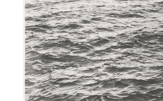 Eine detaillierte Schwarz-Weiß-Zeichnung einer unruhigen Wasseroberfläche in der Nahaufnahme. Zahlreiche kleine, kabbelige Wellen erzeugen ein dichtes Muster aus Licht und Schatten. Das Bild wird am linken Rand von einem weißen Streifen begrenzt.