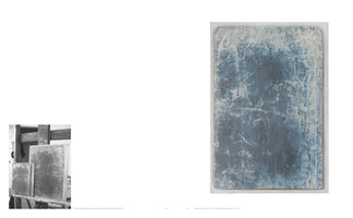 Eine Buchdoppelseite zeigt links ein kleines Schwarz-Weiß-Foto von zwei strukturierten Gemälden auf einer Staffelei. Rechts ist eine große Nahaufnahme eines der Kunstwerke in Farbe zu sehen: ein abstraktes Gemälde mit einer rissigen, marmorierten Oberfläche in tiefen Blautönen und verwaschenem Weiß.