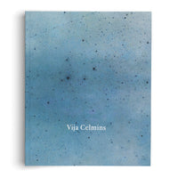 Das Buchcover von Vija Celmins mit einer Abbildung eines blau gesprenkelten Nachthimmels auf weißem Grund.