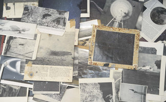 Eine Collage aus alten Schwarz-Weiß-Fotografien, Buchseiten und astronomischen Bildern, die übereinandergelegt sind. Die Motive reichen von einem zerstörten Gebäude und einem brennenden Schiff über den Mond und Sterne bis hin zu einer Hand, die eine Pistole hält.