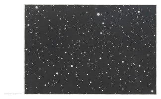 Ein monochromes Kunstwerk, das ein dichtes Sternenfeld darstellt. Unzählige weiße Punkte unterschiedlicher Größe sind auf einem dunklen, texturierten Hintergrund verteilt.