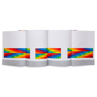 Ein aufgeschlagenes Leporello mit weißen Seiten, auf denen sich im unteren Teil ein durchgehendes Band aus bunten Quadraten in Regenbogenfarben befindet.