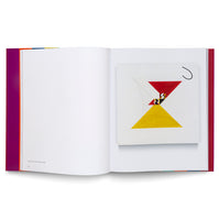 Ein aufgeschlagenes Kunstbuch, das auf der rechten Seite ein abstraktes Gemälde mit einer sanduhrartigen Komposition aus einem roten und einem gelben Dreieck auf weißem Grund zeigt.