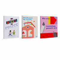 Drei aufrecht stehende Kinderbücher nebeneinander vor einem weißen Hintergrund. Links Das Museum für Nichts mit einer Zeichnung von zwei Kindern, in der Mitte Das Museum der Formen mit einem illustrierten Ziegelhaus und rechts Wie eine Ausstellung gemacht wird mit einer abstrakten, farbigen Grafik.