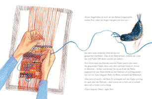 Eine Illustration aus einem Kinderbuch zeigt Hände, die auf einem Webrahmen mit orangefarbenen Fäden ein buntes Muster weben. Ein blauer Faden führt vom Webstück zu einem kleinen, blauen Vogel, der den Faden in seinem Schnabel hält. Rechts im Bild steht Text.
