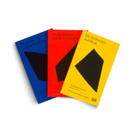 Drei aufgefächerte Bücher mit blauen, roten und gelben Einbänden liegen auf einem weißen Hintergrund. Jedes Buch zeigt eine große, schwarze, unregelmäßige geometrische Form und trägt den Titel On Architecture and, gefolgt von Greenwashing, the Greenfield und Work.