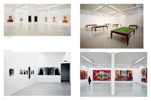 Eine Collage aus vier Fotos, die verschiedene Kunstausstellungen in einer weißen Galerie zeigen. Oben links sind große Farbfotoporträts zu sehen, oben rechts mehrere Billardtische. Unten links ist eine Ausstellung von Schwarz-Weiß-Fotografien und unten rechts betrachtet eine Person große, bunte Gemälde.